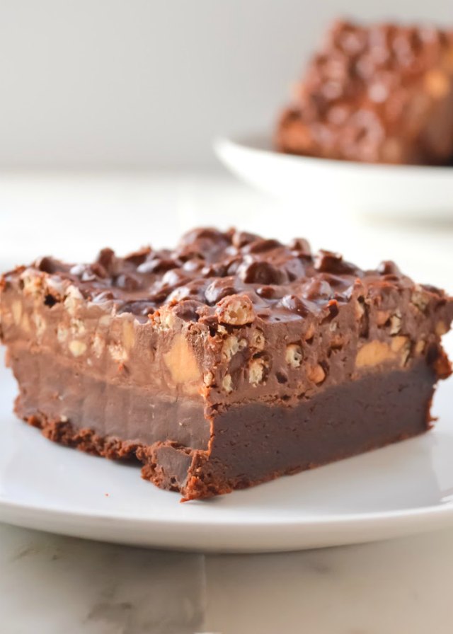 PEANUT BUTTER CUP CRUNCH BROWNIES