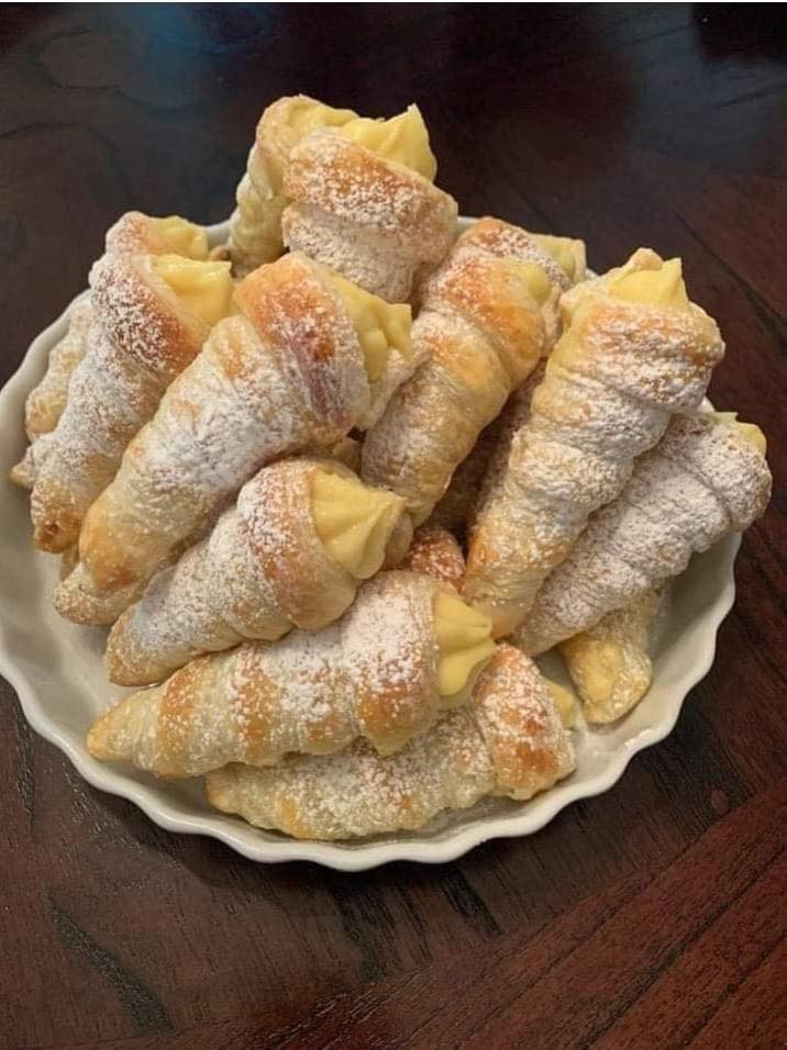 Italian Cream Stuffed Cannoncini (Cream Horns)