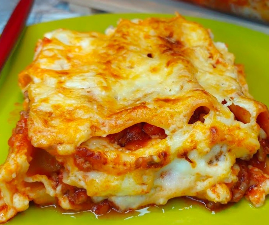 Cannelloni stuffed with ragù: the tasty first course that you will love