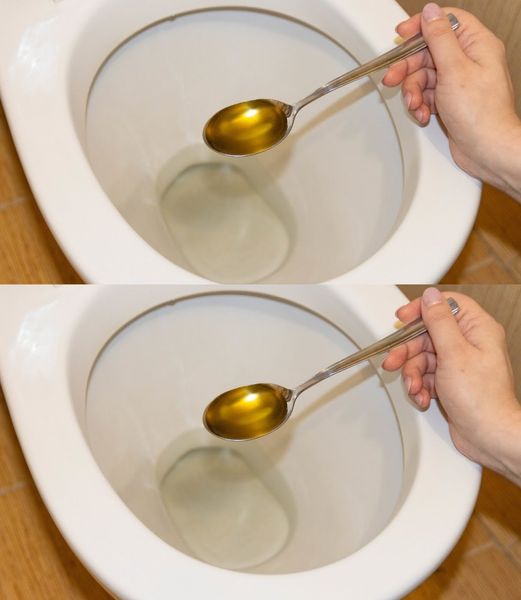 When leaving home, I pour a spoonful of vegetable oil into the toilet. A trick that will be useful to all women