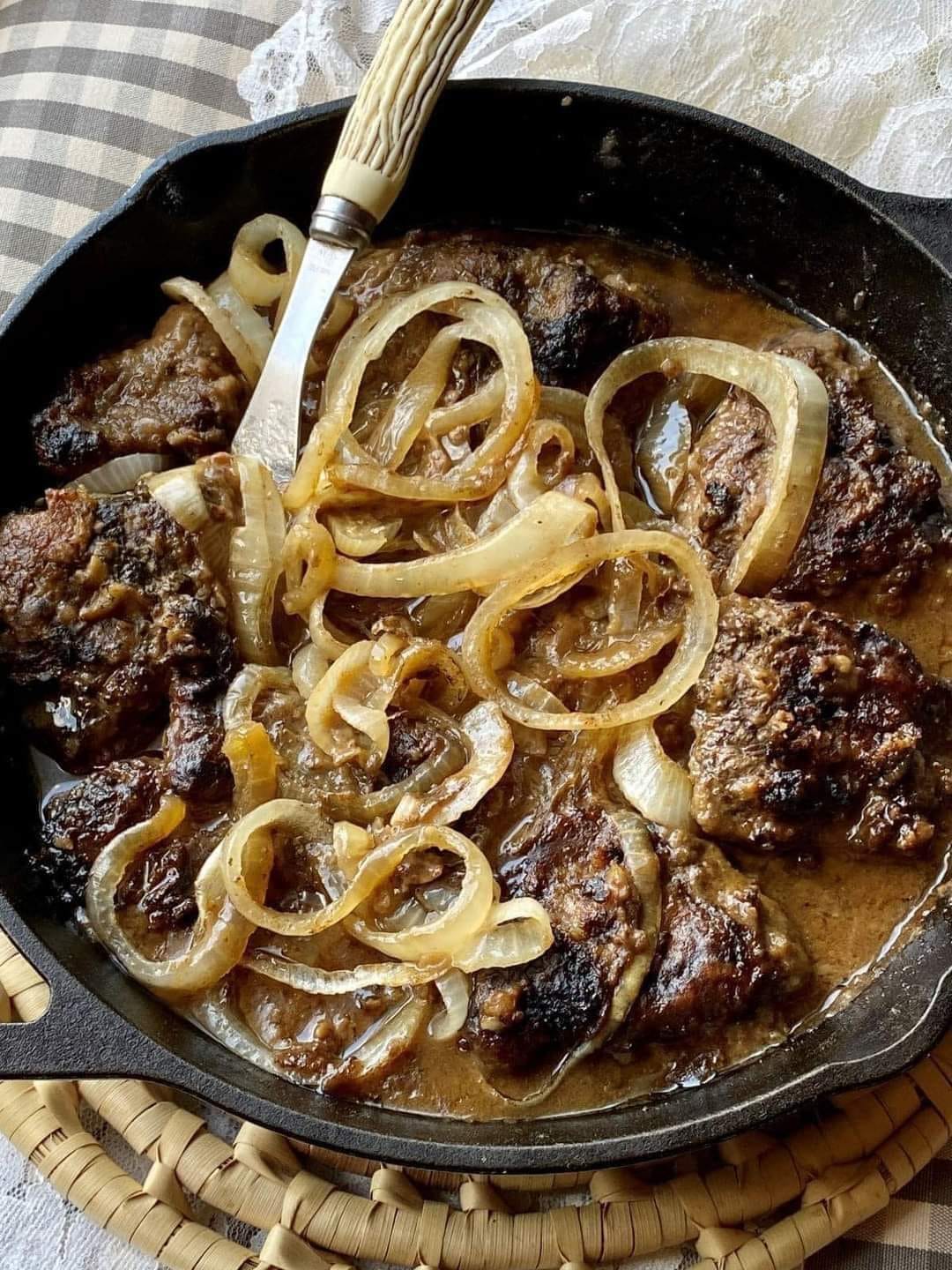 DOES ANYONE HERE ACTUALLY WOULD EAT LIVER AND ONIONS ?? *