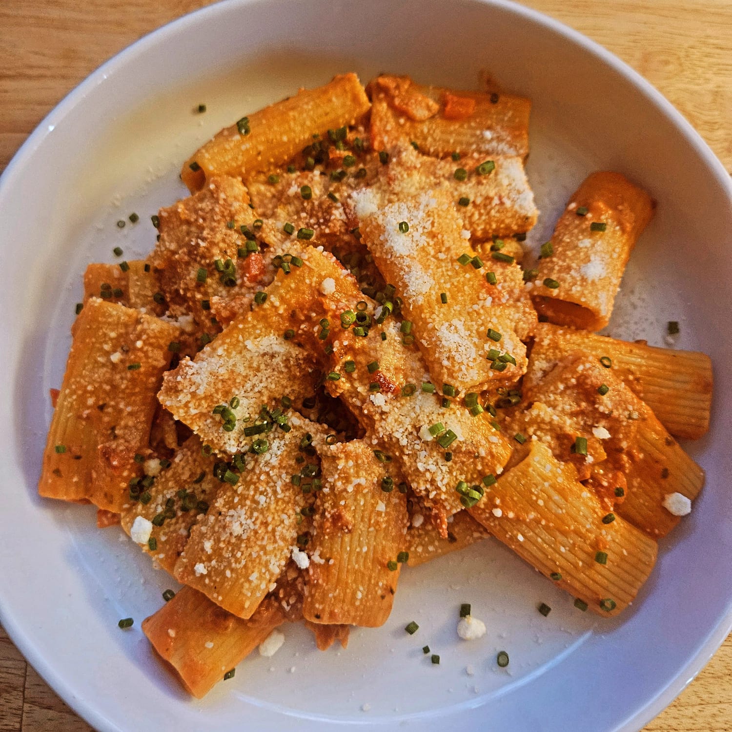 Harissa chili based vodka sauce with rigatoni noodles, bell peppers, bacon, parmesan and chives