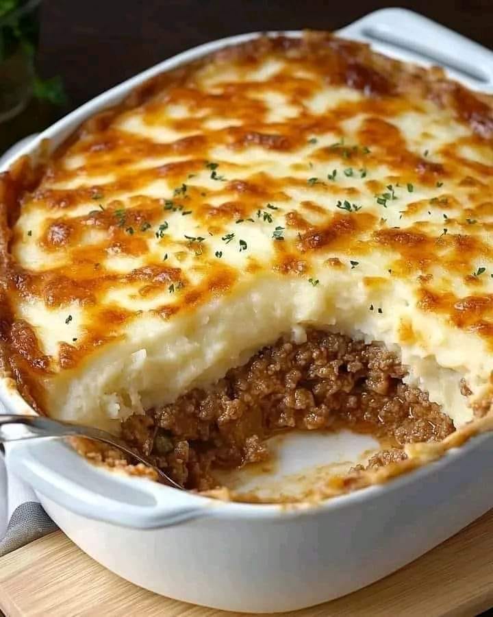 Shepherd’s Pie with mashed potatoes and a delicious meat filling topped with cheese. This dish is perfect for a family dinner!