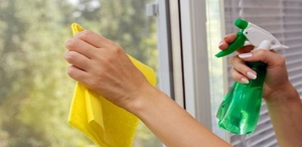 Cleaning window frames with white vinegar: tips and tricks