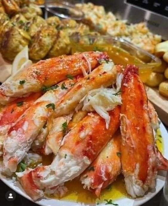 Baked Crab Legs in Butter Sauce